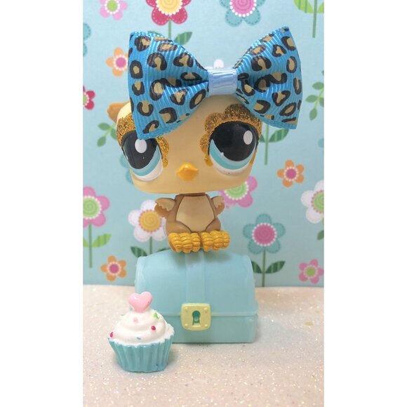 Authentic Littlest Pet Shop # 2231 Tan Yellow Gold Glitter Sparkle Owl w Bow - Picture 1 of 3
